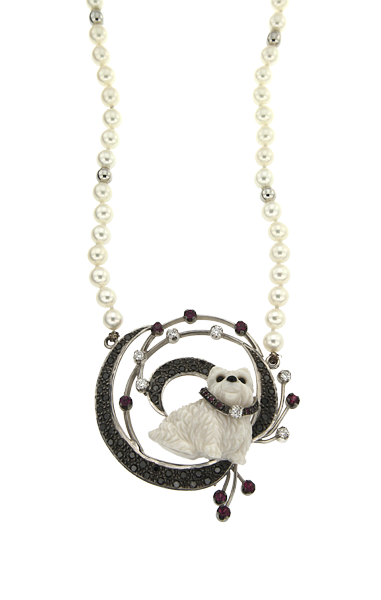 Κολιέ σε λευκόχρυσο 18Κ  χειροποίητο με μαύρα και λευκά Διαμάντια, Ρουμπίνια και σκυλάκι από χαλκιδόνιο από τη συλλογή 