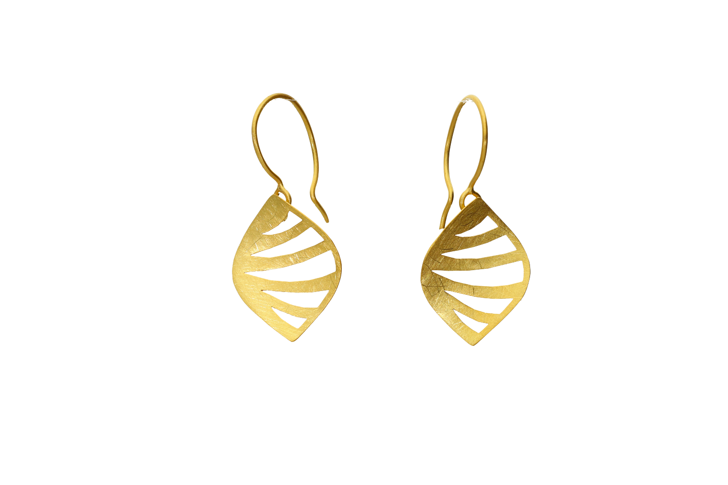 Σκουλαρίκια σε χρυσό 18Κ χειροποίητα με μοτίφ φύλλα γραμμωτά διάτρητα.