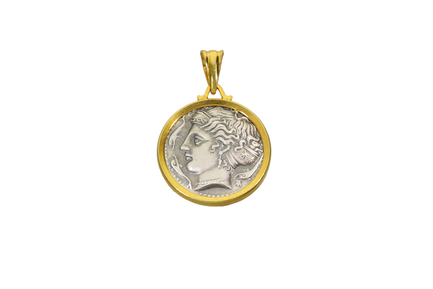 Μενταγιόν σε ασήμι 925° με νόμισμα Συρακουσών με κεφαλή Αρέθουσας και λεπτό στεφάνι.