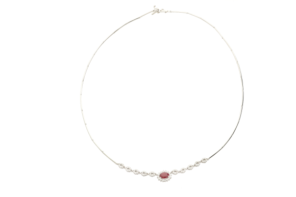 Κολιέ σε λευκόχρυσο 18K με Ροζέτα Οβάλ στο κέντρο και οβαλάκια με διαμάντια και ρουμπίνι.